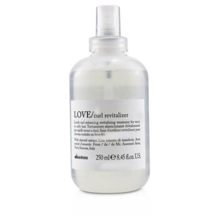 „Davines Essential Haircare Love Curl Revitalizer“ – maitinamasis purškiklis nuo šiaušimosi.
